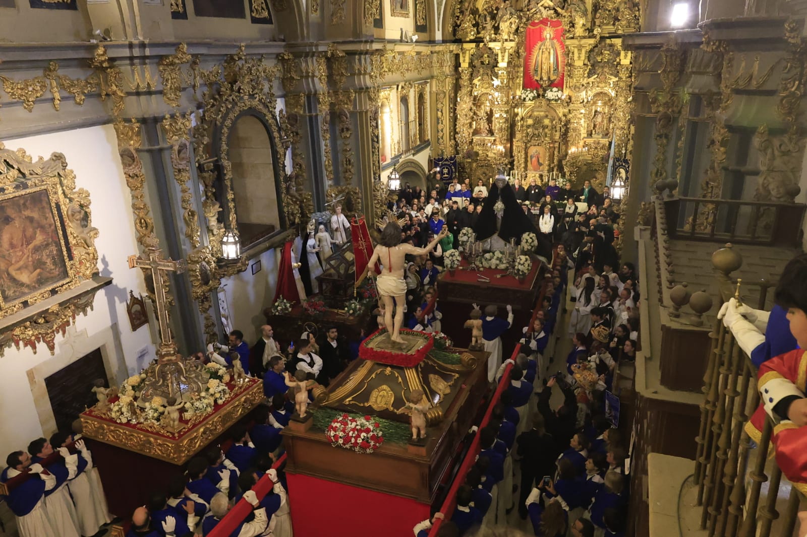 Encuentro privado entre Jesús Resucitado y la Virgen de la Alegría por la lluvia