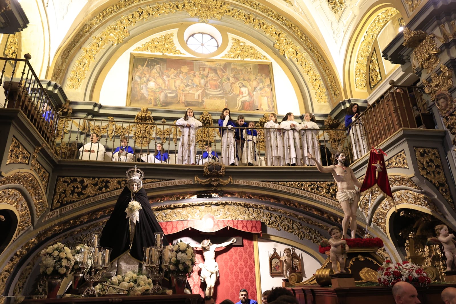 Encuentro privado entre Jesús Resucitado y la Virgen de la Alegría por la lluvia