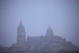 Las catedrales de Salamanca, durante la nevada de esta mañana de domingo.