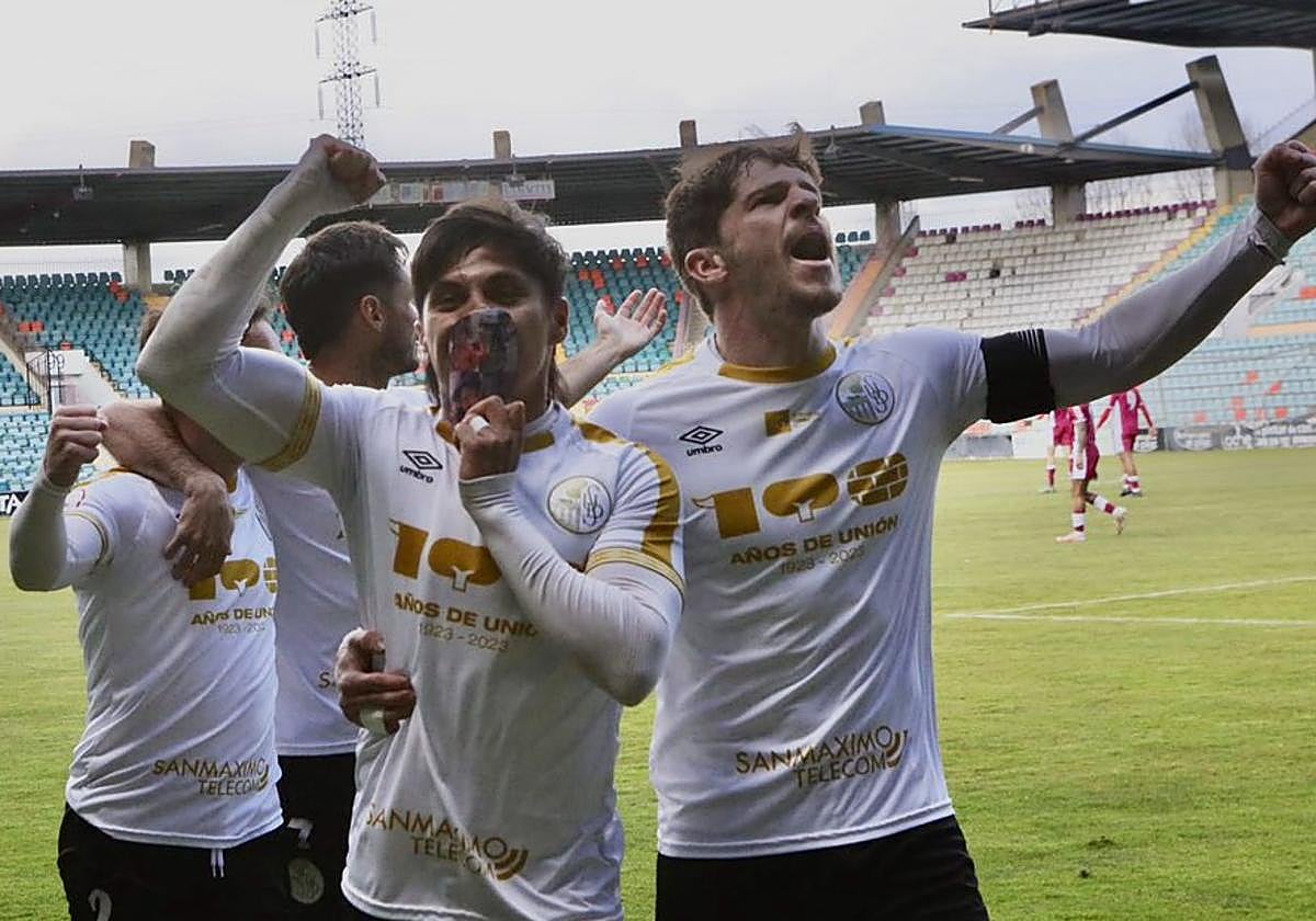 Los jugadores del Salamanca UDS celebran uno de los tantos al Júpiter Leonés.