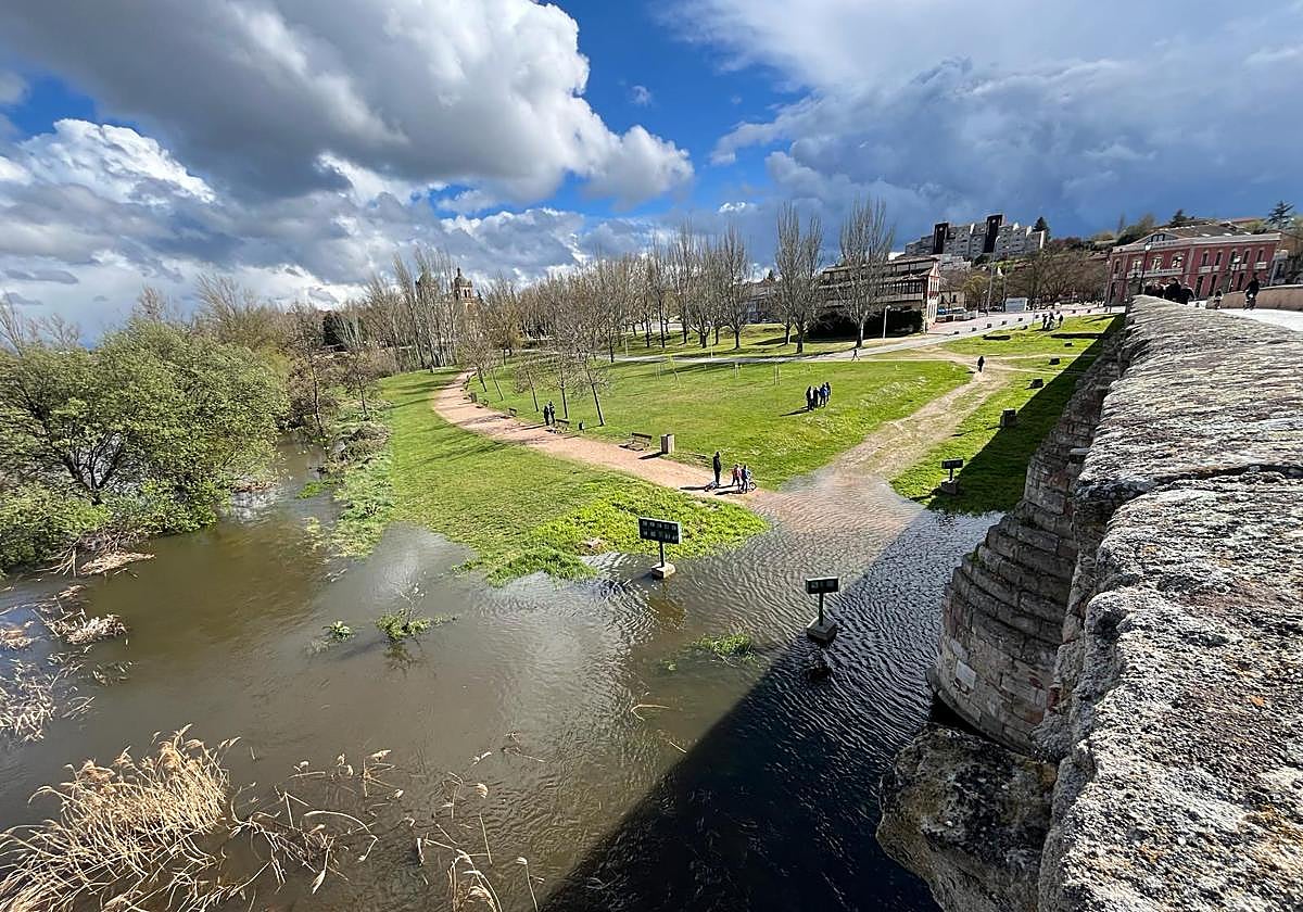 El río Tormes sigue creciendo y ya invade caminos peatonales a su paso por Salamanca