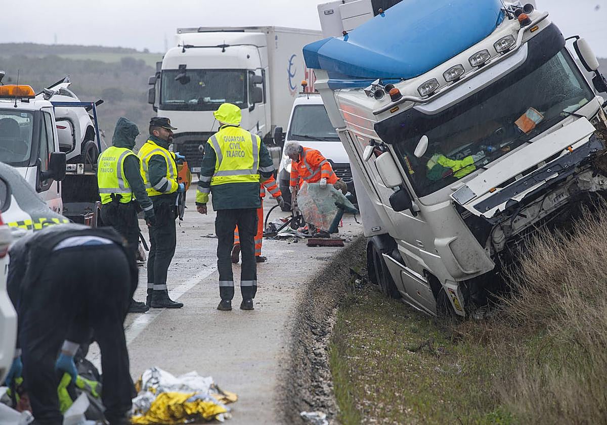 Imagen principal - Dos fallecidos y cuatro heridos en Semana Santa en las carreteras de Salamanca