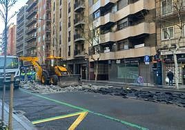 Los operarios trabajan en el Paseo del Doctor Torres Villarroel.