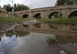 Imagen del Puente Romano tras las inundaciones.
