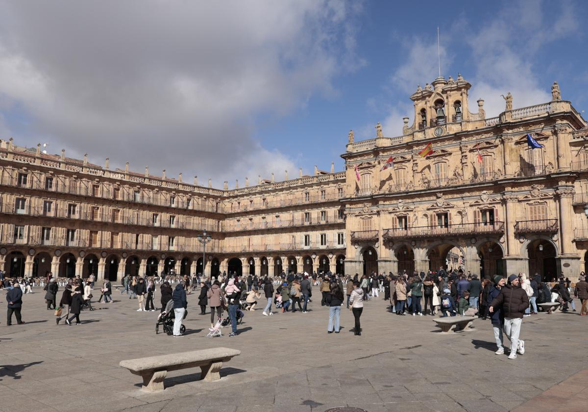 Turistas por la Plaza Mayor de Salamanca.