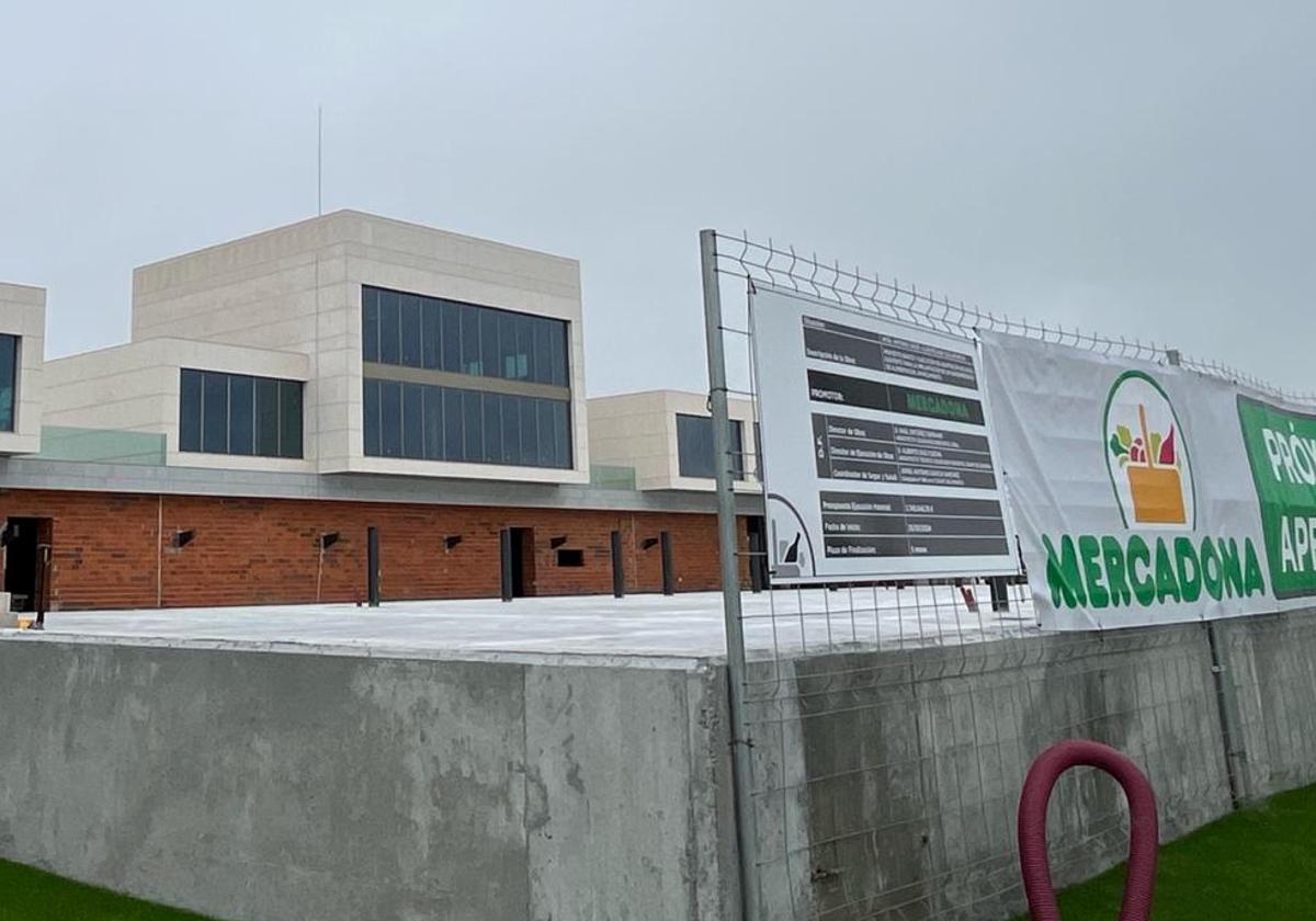 Edificio en el que irá ubicado el nuevo Mercado de Salamanca en Vistahermosa.