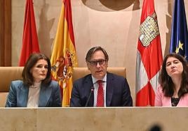 El alcalde, en el centro, durante el pleno de este viernes.