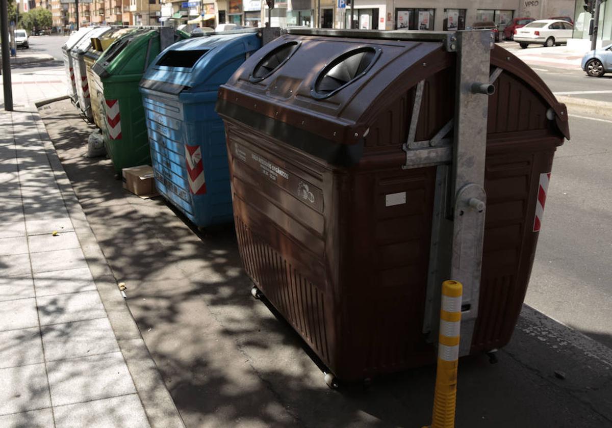 Contenedor marrón para residuos orgánicos en el barrio de Garrido.