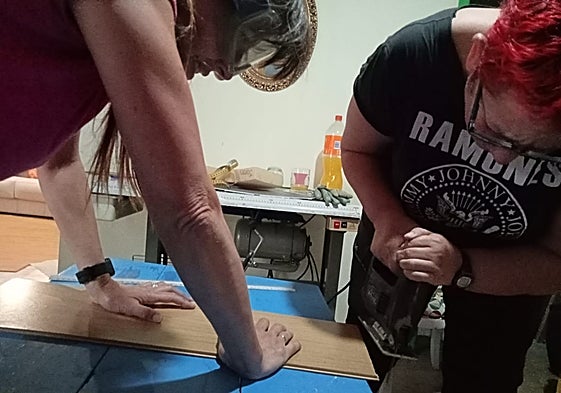 Dos socias cortan tablas para un servicio del Banco del Tiempo