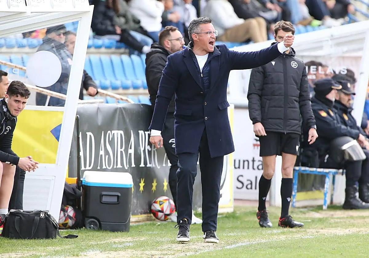 Dani Ponz, entrenador de Unionistas ante la SD Logroñés