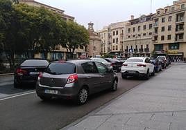 La plaza de Santa Eulalia, llena de coches este sábado por falta de plazas en el parking.