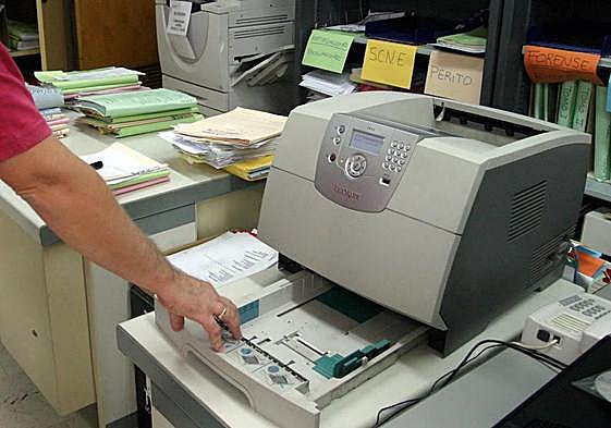 Impresora de papel en una oficina.