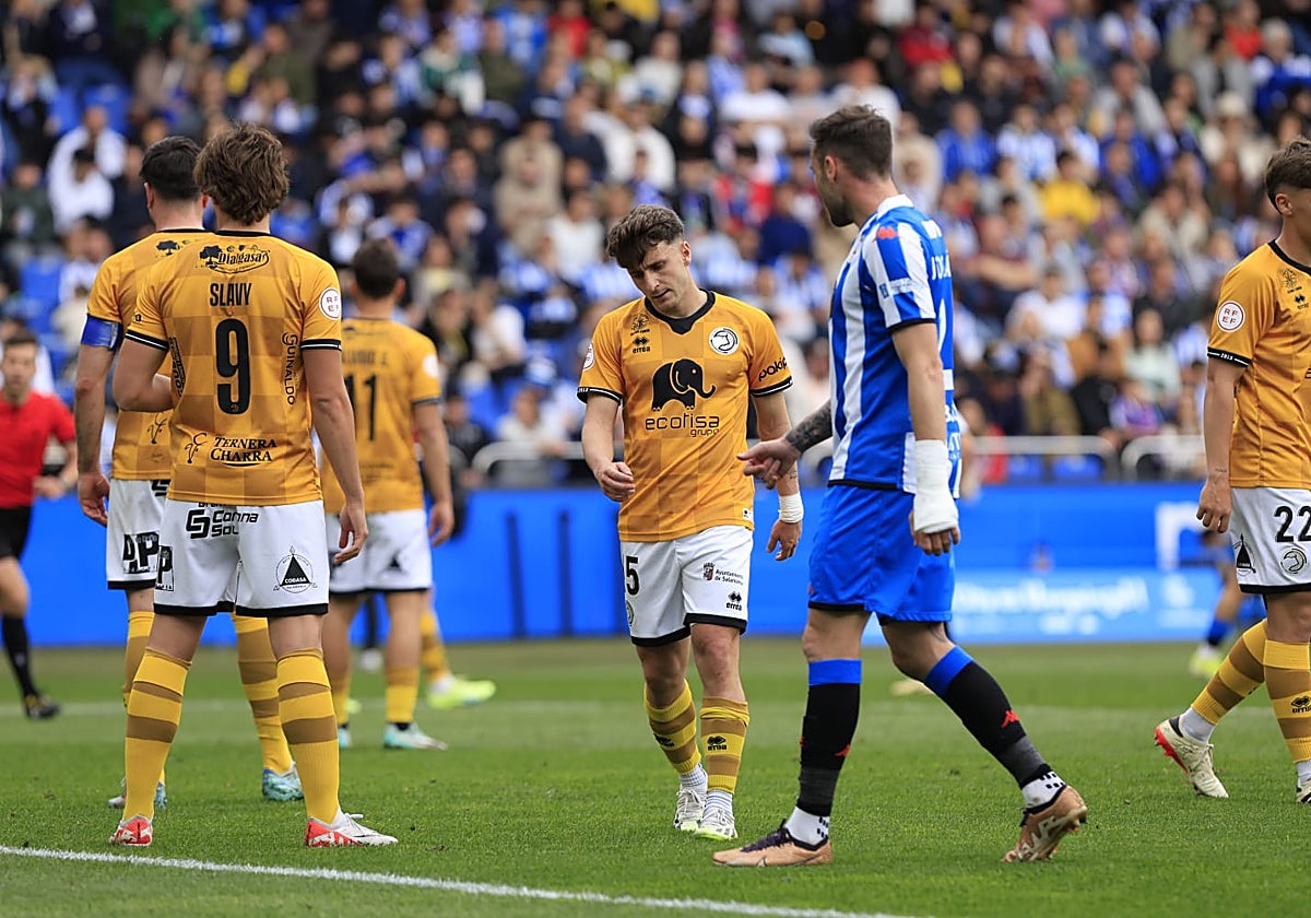 Ekaitz, cabizbajo durante el partido ante el Depor en Riazor