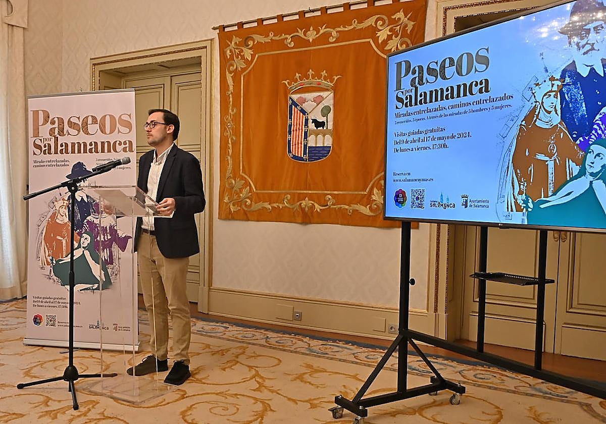 Participantes de un paseo saludable por la Plaza Mayor