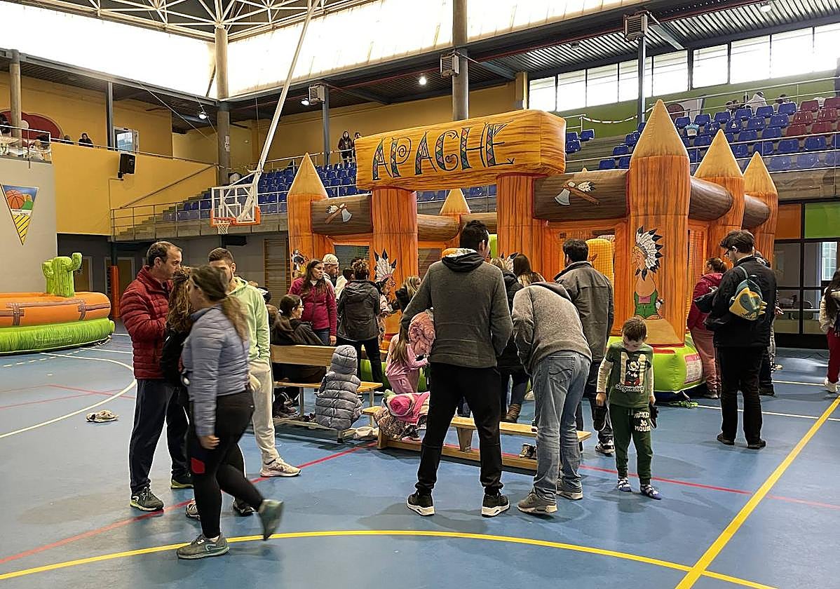 Dentro del pabellón de Guijuelo celebran el Lunes de Aguas.