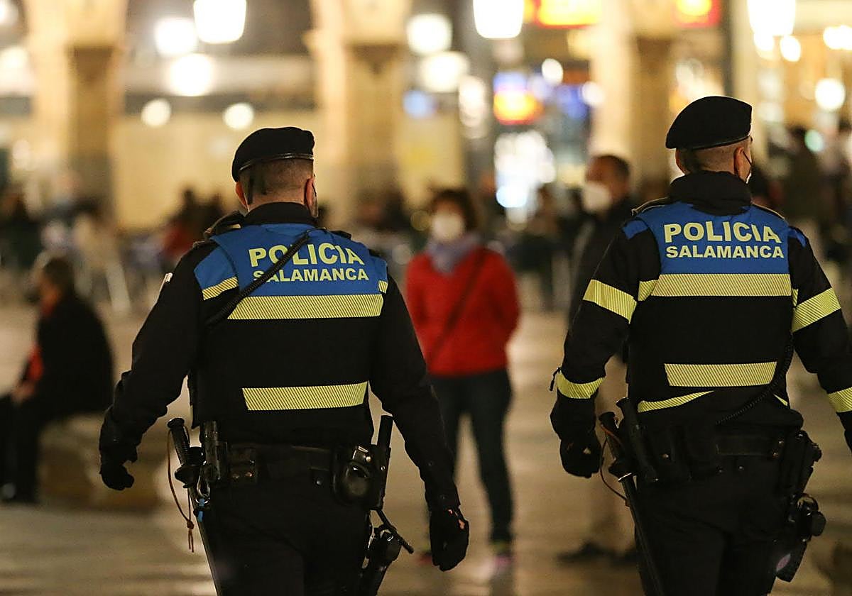Dos agentes de la Policía Local de Salamanca, en servicio nocturno.