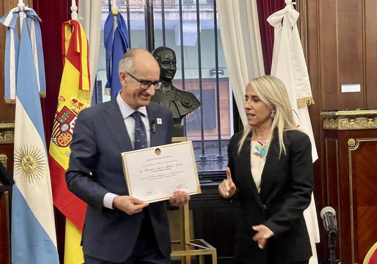 La diputada Cecilia Ferrero le hizo entrega de un Diploma de Reconocimiento por la visita a la Ciudad de Buenos Aires a Javier Iglesias.