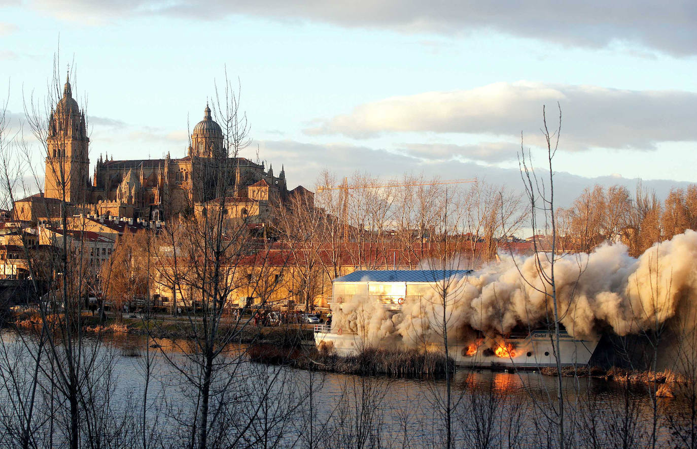 El Barco de Salamanca, el día de su incendio con las catedrales de fondo.
