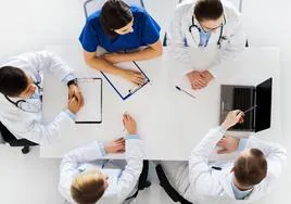 Un grupo de doctores en un comisión de docencia.