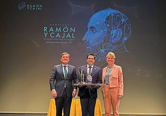 Adolfo García-Sastre y Javier Bravo Cordero tras recibir el galardón