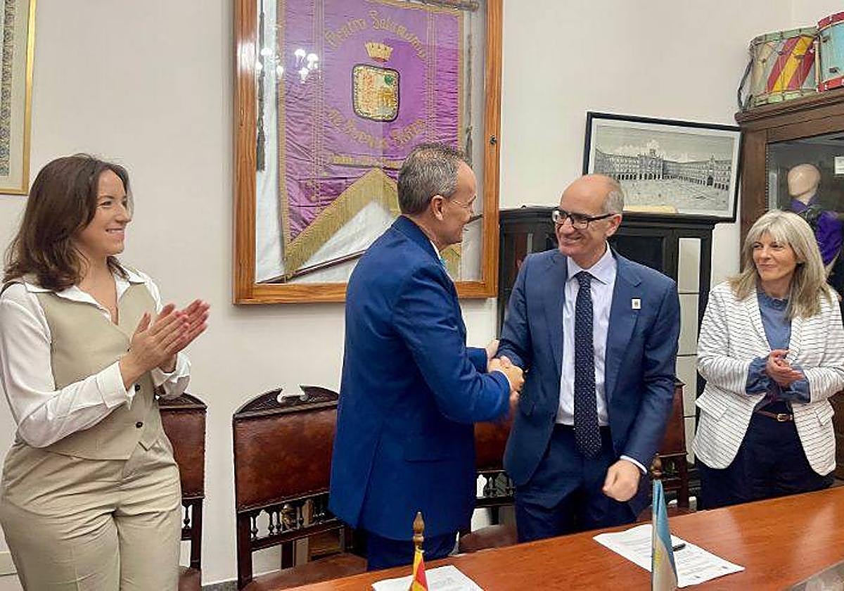 El presidente de la Diputaicón de Salamanca con el presidente de la Casa de Salamanca en Buenos Aires.