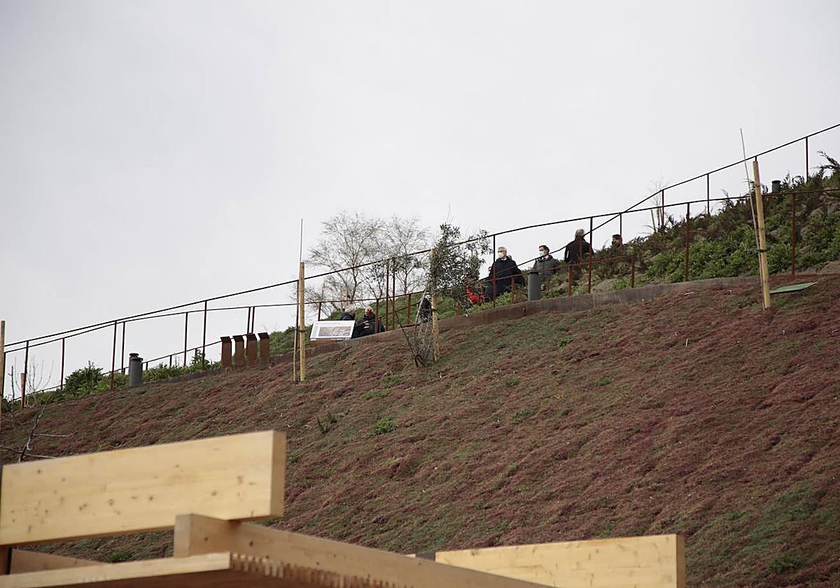 Visitantes en las laderas del cerro de San Vicente.