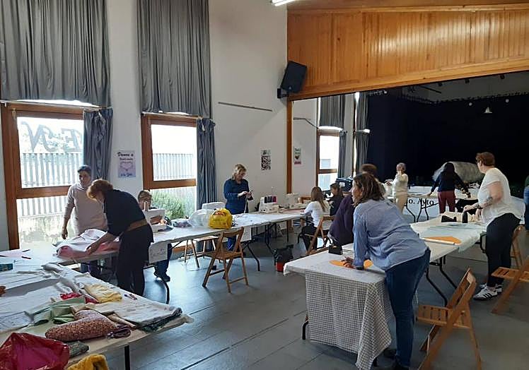 Participantes en el taller 'Corazones Solidarios'.