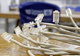 Conexiones de cable telefónico.