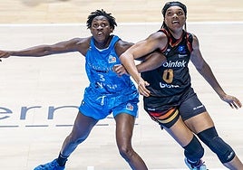 Sika Koné pugna con una rival del Gernika en la Copa de la Reina.