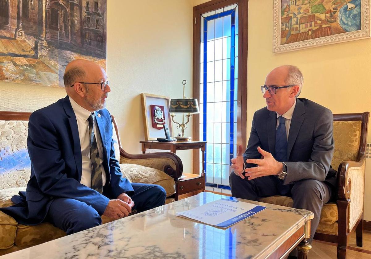 Momento de la reunión entre el presidente de la Diputación y el alcalde de Ledesma.