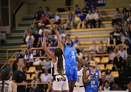 Salto inicial del partido.