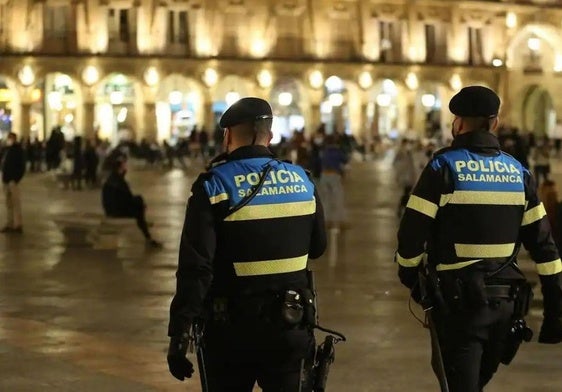 Agentes de la Policía Local en la Plaza Mayor de Salamanca.