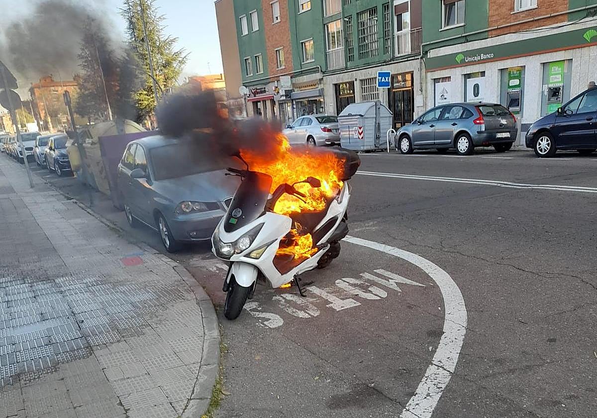 Una moto prendida en el barrio San José.