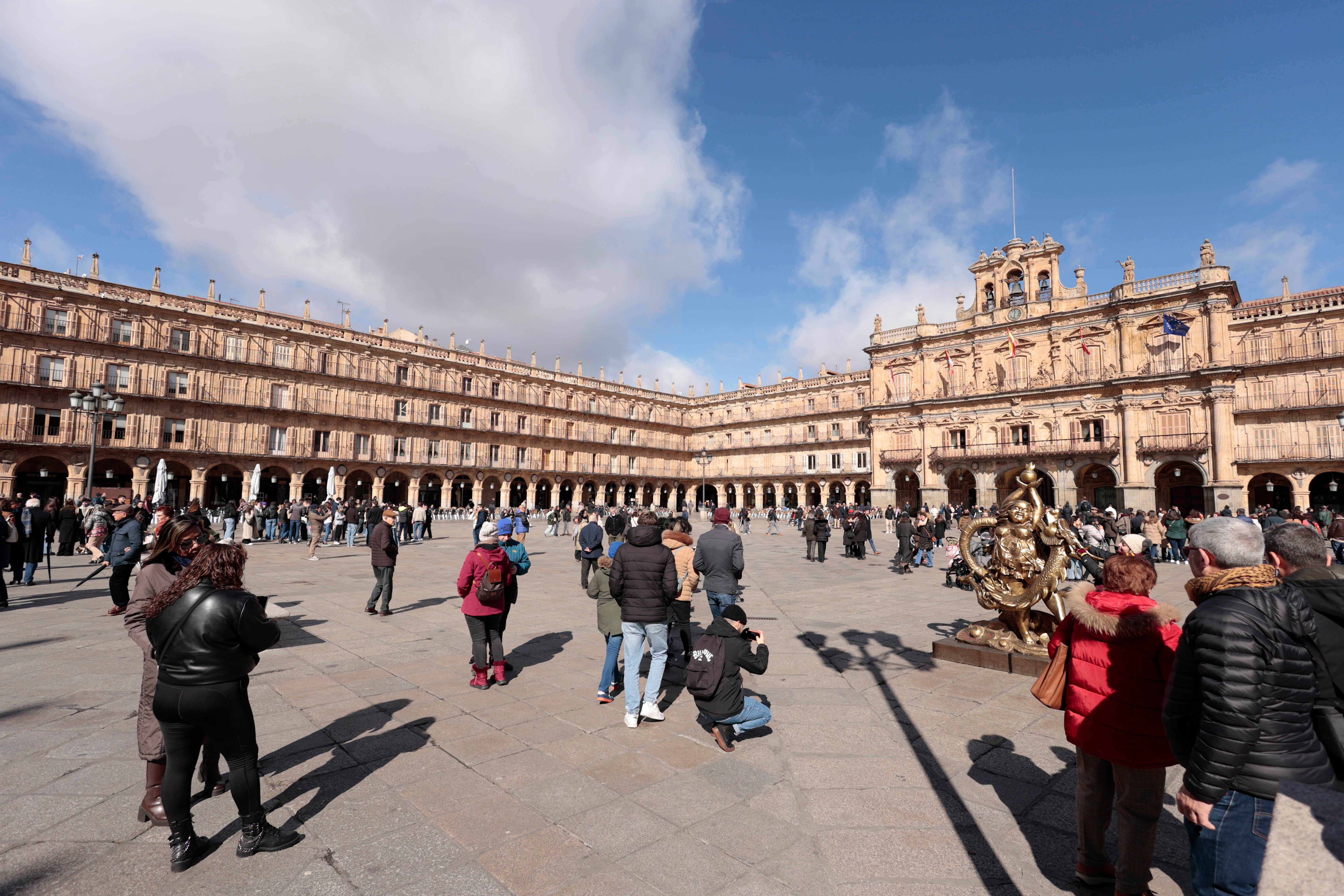 Imagen de archivo de la Plaza Mayor llena de turistas.