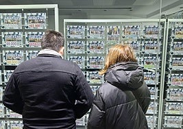 Dos personas observan el escaparate de una inmobiliaria en Salamanca.