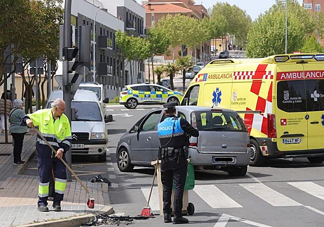 La Policía Local y ambulancia en la zona del accidente.