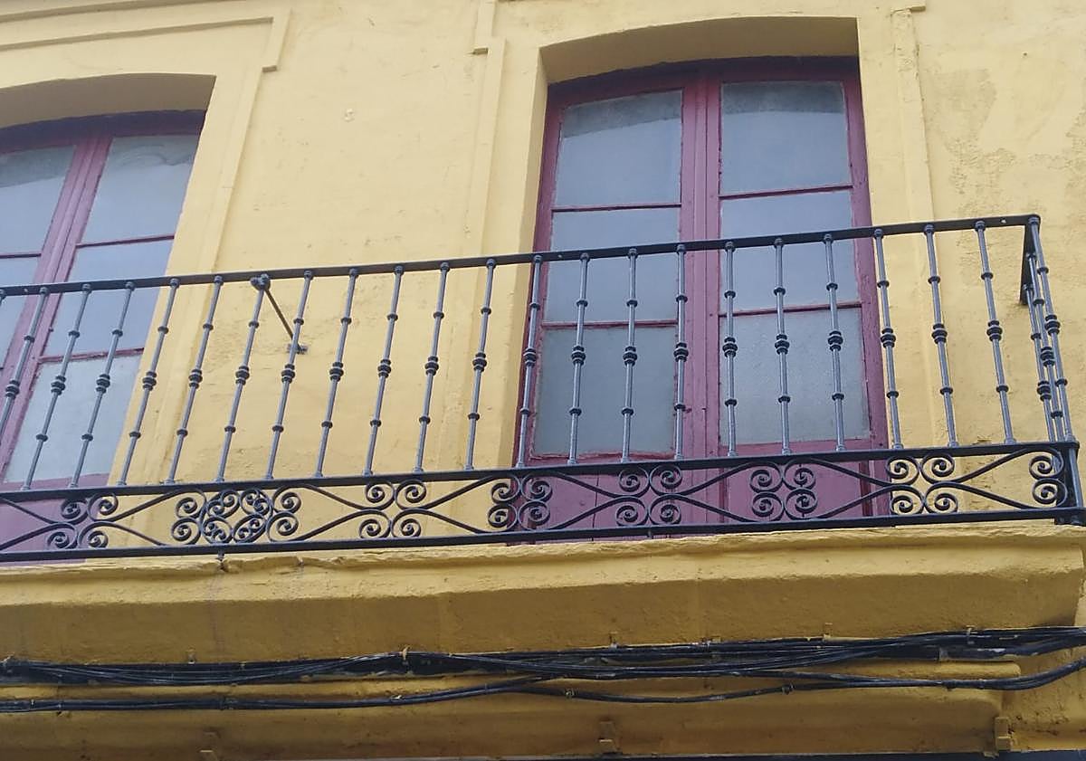 Imagen principal - Patrimonio ordena reparar la fachada protegida de Salamanca que fue pintada de amarillo