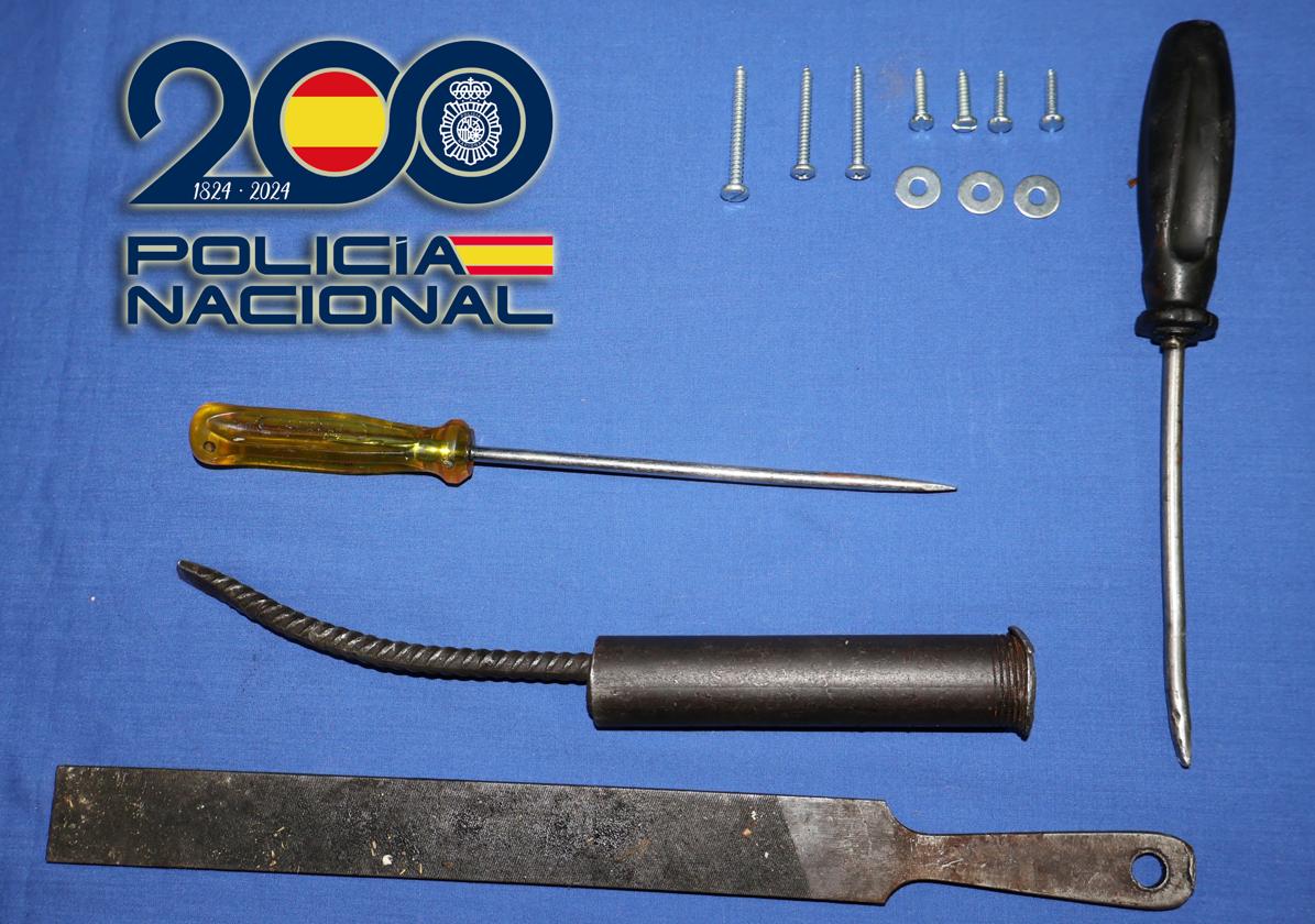 Rompen la ventana para entrar en una casa en Filiberto Villalobos y les pillan 'in fraganti' robando