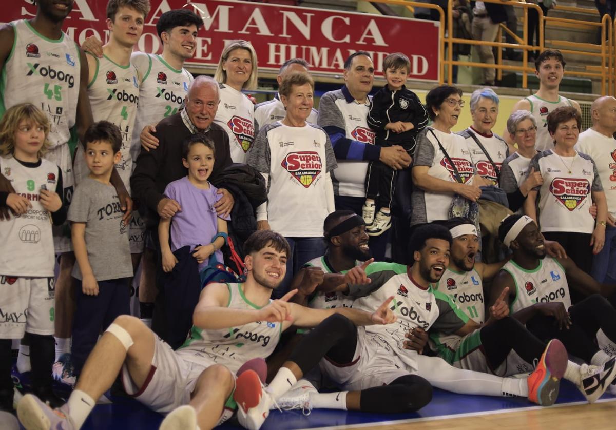 El CB Tormes celebra su pase para la fase de ascenso.