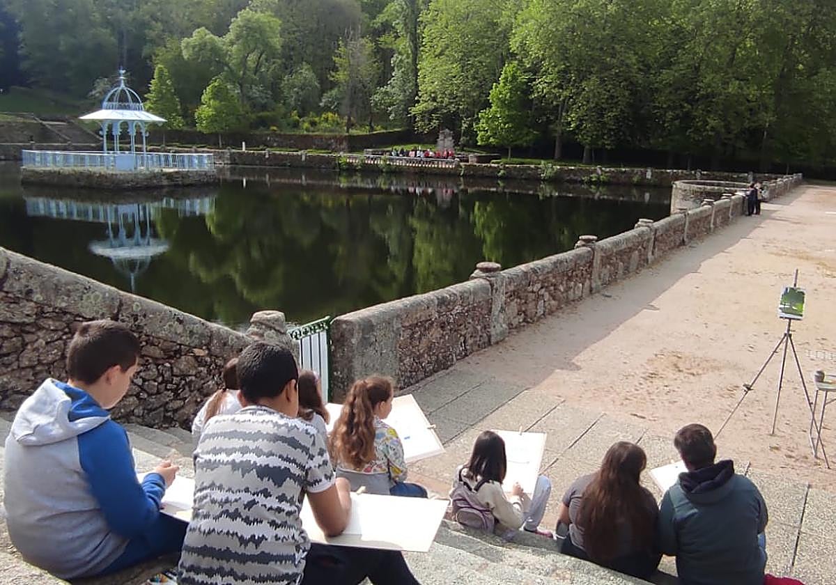 Niños dibujando durante la jornada del Bosque de Béjar.
