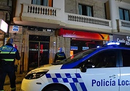 Agentes de la Policía Local de Salamanca se personan en un domicilio en una imagen de archivo.