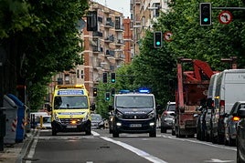 Foto de archivo de una ambulancia y la Policía NacionalS