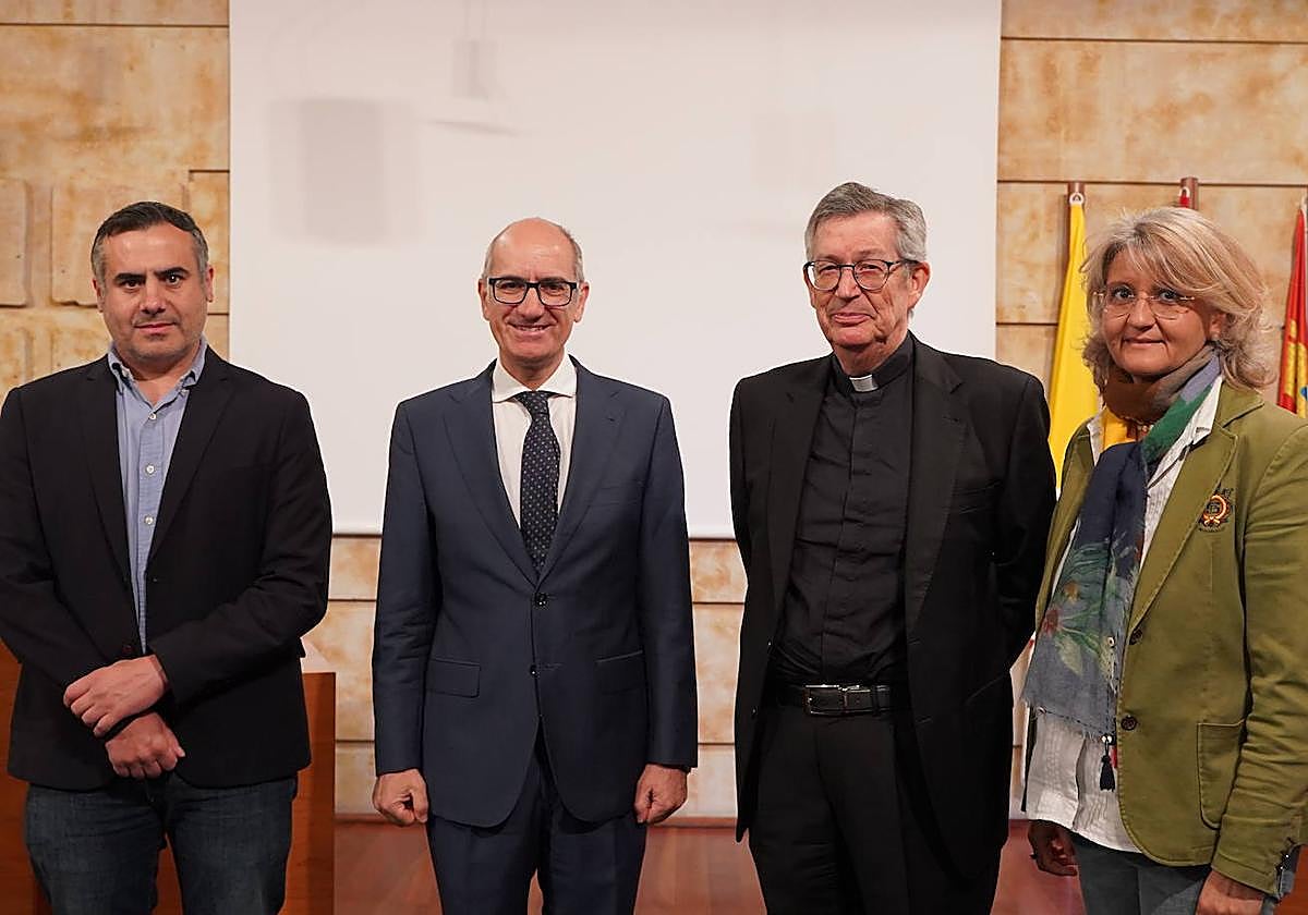 En el centro de la imagen, Javier Iglesias García y Santiago García-Jalón de la Lama.