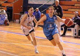 Vega Santoyo entra a canasta en un partido del Nacional ante la mirada de Jorge Díaz.