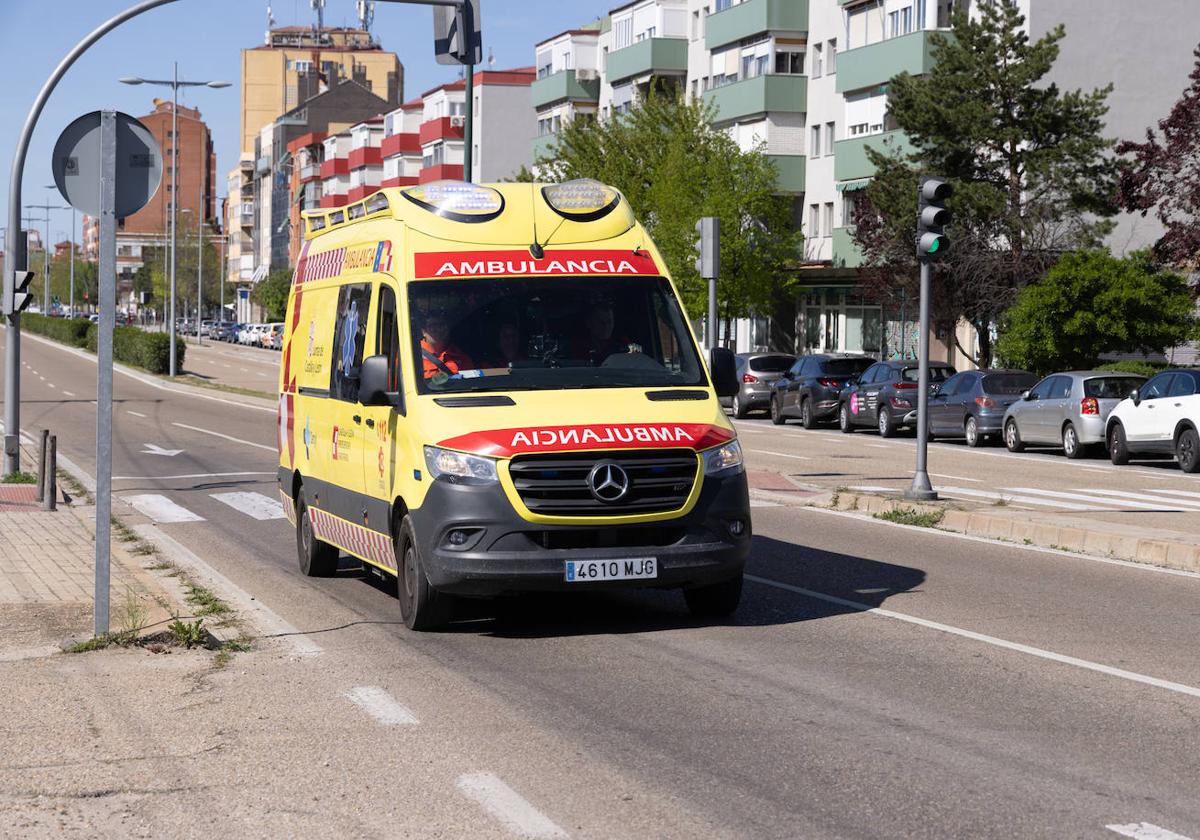 Foto de archivo de una ambulancia de Valladolid