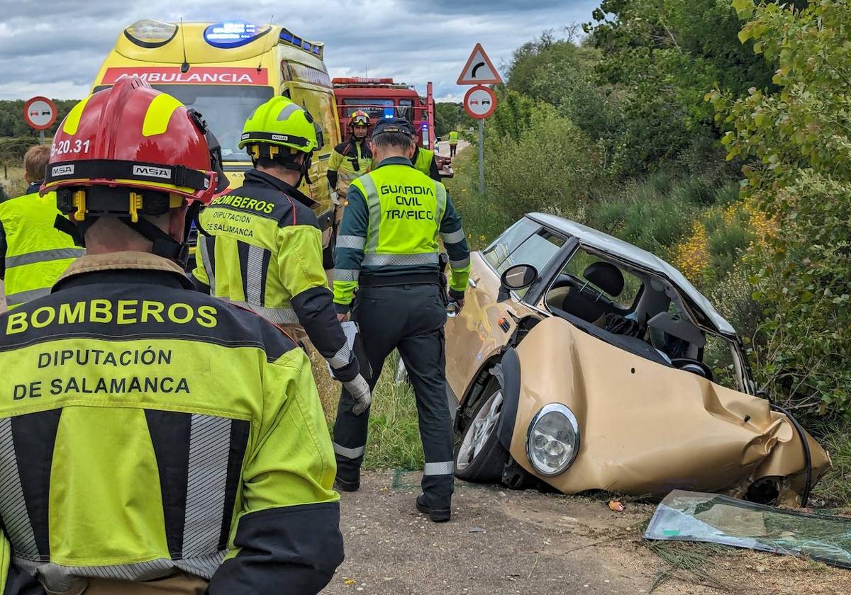 Así ha quedado el coche tras el accidente en el que ha perdido la vida una mujer.