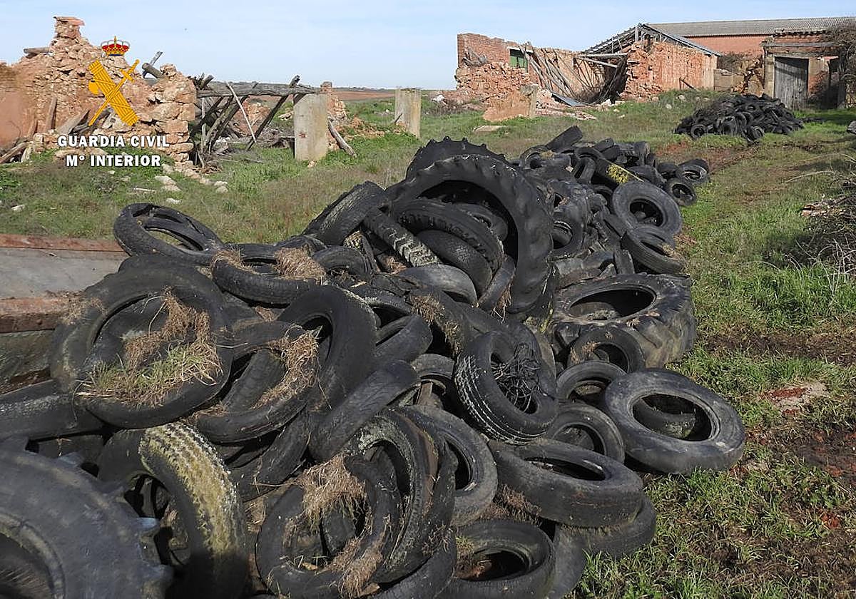 Vertido de neumáticos usados