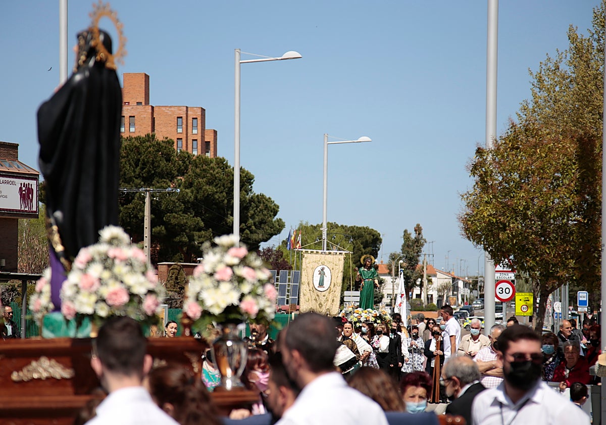Imagen principal - La procesión es un clásico en las fiestas del barrio de San José.