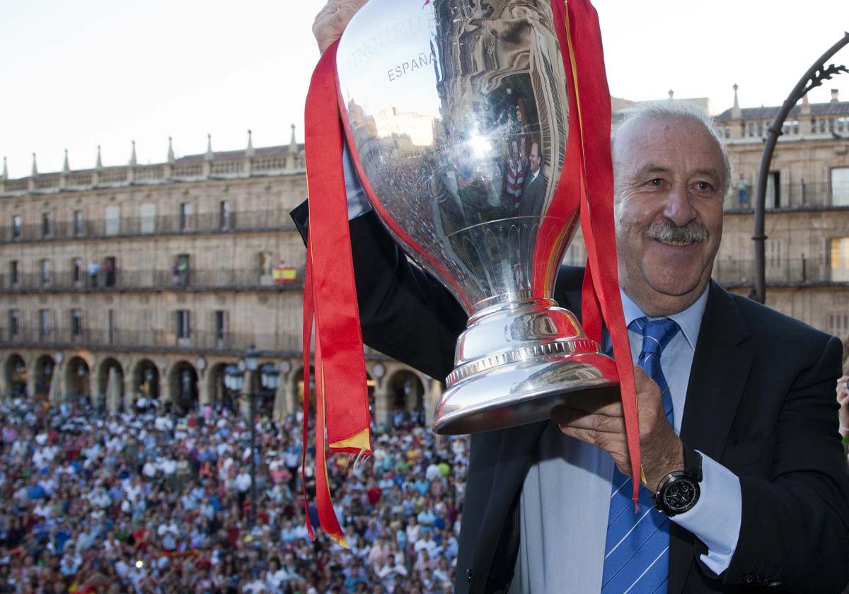 Vicente del Bosque, en la Plaza Mayor de Salamanca durante la celebración por la Eurocopa de 2012.