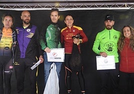 Los mejores de la carrera posan con sus trofeos.